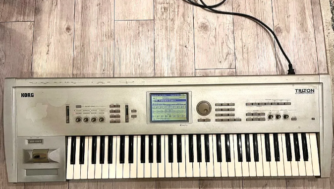KORG - TRITON
